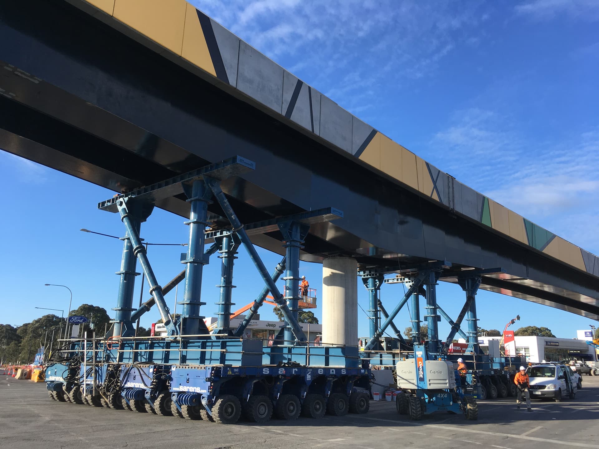 Self-Propelled Modular Transporter moving bridge superstructure
